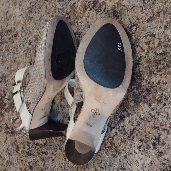Women's size 8.5 Cole Haan snakeskin beige pumps - Picture 5 of 7